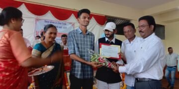 अहेरी: वैद्यकीय अभ्यासक्रमात प्रवेशित मृणाल रत्नम चा जाहीर सत्कार.