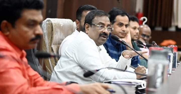 इरई नदीच्या ब्ल्यू लाईन मुळे शहरातील 450 हेक्टर क्षेत्र बाधित: पालकमंत्री सुधीर मुनगंटीवार