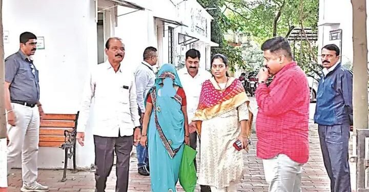 नाशिक: जाचाला कंटाळून पत्नीने केली पतीची हत्या, फरार असलेल्या पत्नीला पोलिसांनी ठोकल्या बेड्या.