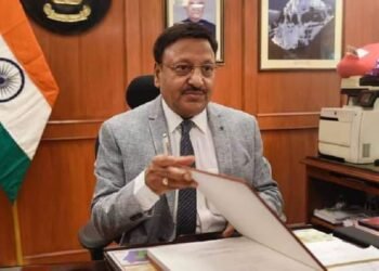 खरी शिवसेना’ कसं ठरवणार? निवडणूक आयोगाचे आयुक्त म्हणाले, “आम्ही…”