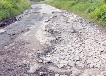 संगमनेर: तालुक्यातील घारगाव ते कोठे बुद्रुक येथे खड्ड्यात रस्ता की रस्त्यात खड्डे.