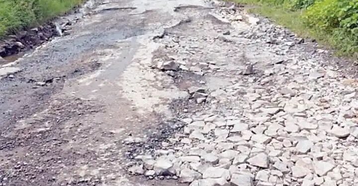 संगमनेर: तालुक्यातील घारगाव ते कोठे बुद्रुक येथे खड्ड्यात रस्ता की रस्त्यात खड्डे.