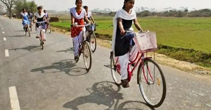 राज्य शासनाच्या मानव विकास कार्यक्रमांतर्गत इयत्ता आठवी ते बारावीपर्यंत शिक्षण घेणार्या विद्यार्थिनींना शाळेत जाण्यासाठी सायकल मिळणार.