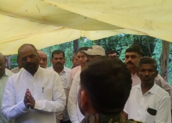 सूरजागड प्रकल्पाला बळी पडलेल्या परिवाराचे माजी केंद्रीय गृहराज्यमंत्री हंसराज अहीर यांनी घेतली भेट.