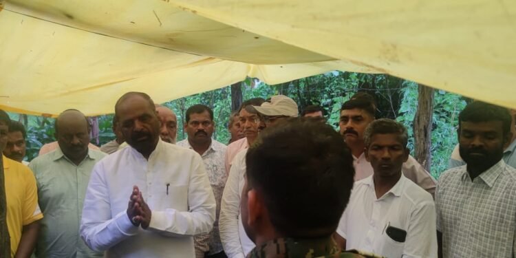 सूरजागड प्रकल्पाला बळी पडलेल्या परिवाराचे माजी केंद्रीय गृहराज्यमंत्री हंसराज अहीर यांनी घेतली भेट.