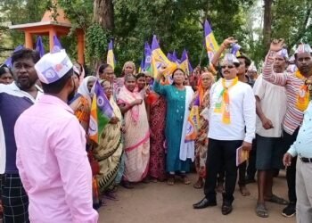 गडचिरोली: शहर वासियांच्या समस्या सोडविण्यासाठी वंचितने केले नगर परिषदेला ताला ठोको आंदोलन.