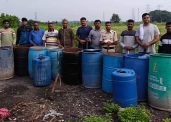 वर्धा जिल्हा: समुद्रपुर तालुक्यात रसायनयुक्त गावठी दारू भट्टीवर पोलिसांची कारवाई. मोठ्या प्रमाणावर मोहा सड़वा व रसायन सापडलं.