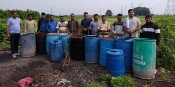 वर्धा जिल्हा: समुद्रपुर तालुक्यात रसायनयुक्त गावठी दारू भट्टीवर पोलिसांची कारवाई. मोठ्या प्रमाणावर मोहा सड़वा व रसायन सापडलं.