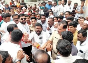 संगमनेर: कृषी उत्पन्न बाजार समितीत व्यापाऱ्याने केली शेतकर्‍यास मारहाण, शेतकऱ्यासह शिवसेनेचे  कृषी उत्पन्न बाजार समितीचे गेट बंद आंदोलन.