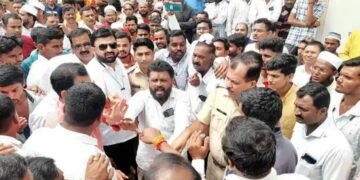 संगमनेर: कृषी उत्पन्न बाजार समितीत व्यापाऱ्याने केली शेतकर्‍यास मारहाण, शेतकऱ्यासह शिवसेनेचे  कृषी उत्पन्न बाजार समितीचे गेट बंद आंदोलन.