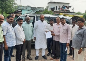 सुरजागड लोह प्रकल्पासाठी रेल्वे लाईनची सोय करावी, गोंडपिपरी तालुका भाजप पदाधिकाऱ्यांचे माजी मंत्री हंसराज अहिर यांना निवेदन.