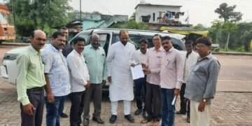 सुरजागड लोह प्रकल्पासाठी रेल्वे लाईनची सोय करावी, गोंडपिपरी तालुका भाजप पदाधिकाऱ्यांचे माजी मंत्री हंसराज अहिर यांना निवेदन.