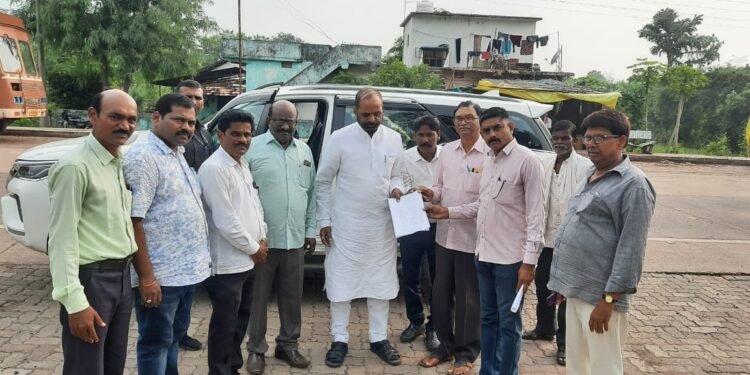 सुरजागड लोह प्रकल्पासाठी रेल्वे लाईनची सोय करावी, गोंडपिपरी तालुका भाजप पदाधिकाऱ्यांचे माजी मंत्री हंसराज अहिर यांना निवेदन.