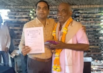 सेवानिवृत्त वेकोली कामगार नवनाथ वैरागडे नी जपली सामाजिक बांधीलकी.