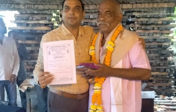 सेवानिवृत्त वेकोली कामगार नवनाथ वैरागडे नी जपली सामाजिक बांधीलकी.