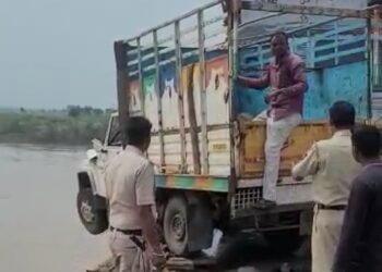 राजुरा पुलिया पर बड़ी दुर्घटना टली, पिकप ओर ट्रक की टक्कर में बाल बाल बची पांच लोगों की जान.