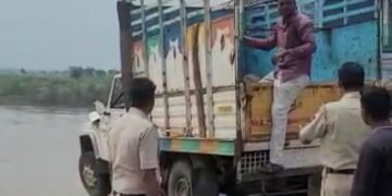 राजुरा पुलिया पर बड़ी दुर्घटना टली, पिकप ओर ट्रक की टक्कर में बाल बाल बची पांच लोगों की जान.