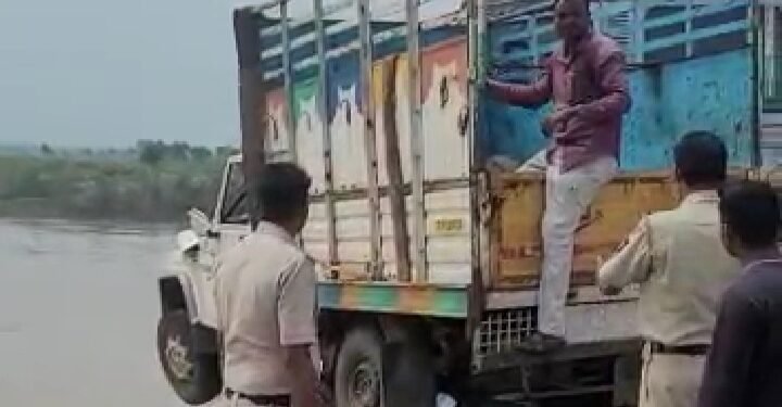 राजुरा पुलिया पर बड़ी दुर्घटना टली, पिकप ओर ट्रक की टक्कर में बाल बाल बची पांच लोगों की जान.