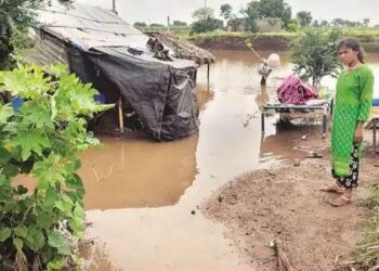 अहमदनगर: लोणी गावात मंगळवारी ढगफुटीसदृश पाऊस, शेकडो घरात घुसले पाणी, जनजीवन विस्कळित.