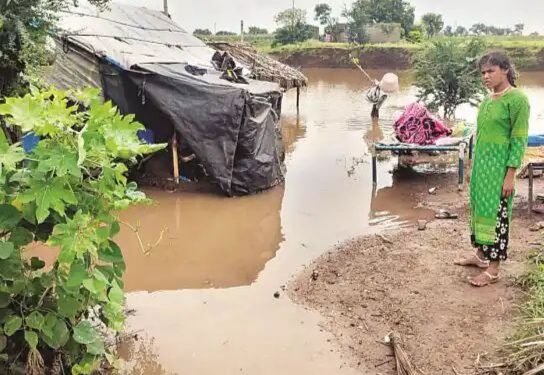 अहमदनगर: लोणी गावात मंगळवारी ढगफुटीसदृश पाऊस, शेकडो घरात घुसले पाणी, जनजीवन विस्कळित.