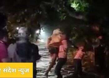 वर्धा: पुराच्या पाण्यात दोघे जण वाहून जात असताना कारंजा पोलिस आले देवदूत बनून धावून.