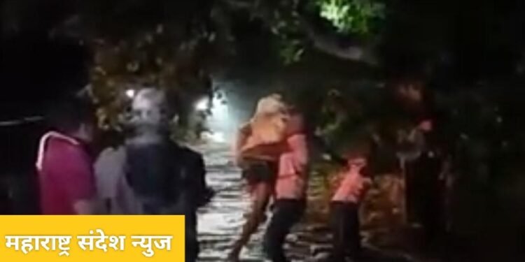 वर्धा: पुराच्या पाण्यात दोघे जण वाहून जात असताना कारंजा पोलिस आले देवदूत बनून धावून.