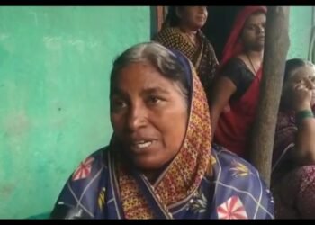 जळगाव: बिबट्यापासून बचाव करण्यासाठी तापी नदीच्या पुरात उडी मारली व बुडत्याला केळीच्या खोडाचा आधार मिळाला अन्  तब्बल १३ तास पाण्यात वाहत पोहत महिलेने आपला जीव वाचवला.