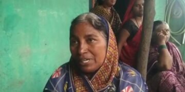 जळगाव: बिबट्यापासून बचाव करण्यासाठी तापी नदीच्या पुरात उडी मारली व बुडत्याला केळीच्या खोडाचा आधार मिळाला अन्  तब्बल १३ तास पाण्यात वाहत पोहत महिलेने आपला जीव वाचवला.