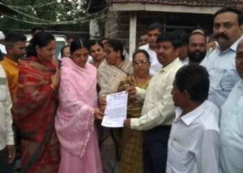 पोलीस निरीक्षक किरण बकालें यांना निलंबित करुन गुन्हा दाखल करा मराठा समाजातर्फे तहसीलदारांना निवेदन.