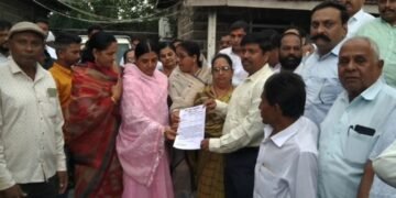 पोलीस निरीक्षक किरण बकालें यांना निलंबित करुन गुन्हा दाखल करा मराठा समाजातर्फे तहसीलदारांना निवेदन.