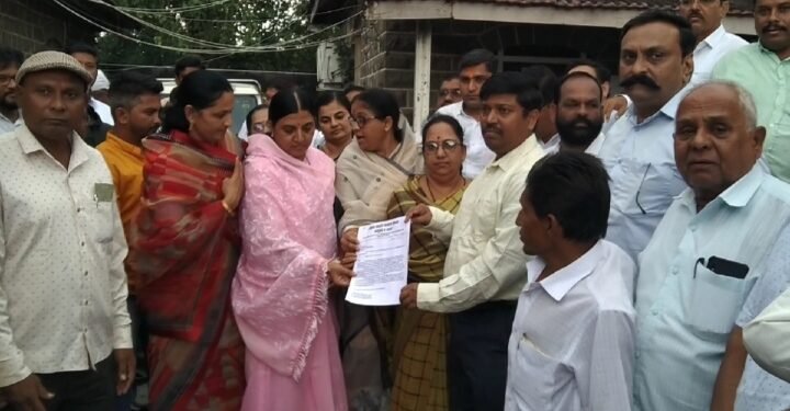 पोलीस निरीक्षक किरण बकालें यांना निलंबित करुन गुन्हा दाखल करा मराठा समाजातर्फे तहसीलदारांना निवेदन.