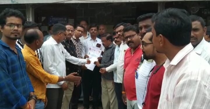 परभणी येथील ११ वर्षीय तरुणीवर अत्याचार प्रकरणी चोपडा नाभिक समाजातर्फे तहसीलदारांना निवेदन.