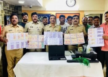मुंबईत सापडला नकली नोटांचा कारखाना; 22 वर्षाच्या मुलाची नकली नोटांची कंपनी पाहून पोलिसही चक्रावले.