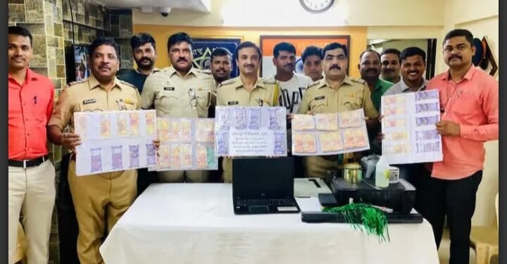 मुंबईत सापडला नकली नोटांचा कारखाना; 22 वर्षाच्या मुलाची नकली नोटांची कंपनी पाहून पोलिसही चक्रावले.