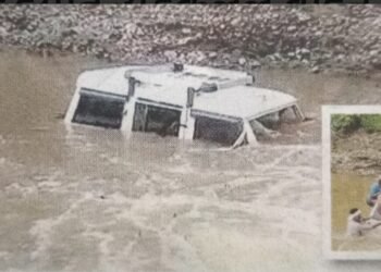 खड्ड्यात अडकलेले वाहन बघता बघता पुरात वाहून गेले, ढगा ब्राह्मणवाडा मार्गावरील घटना जेसीबीने वाहन काढले.