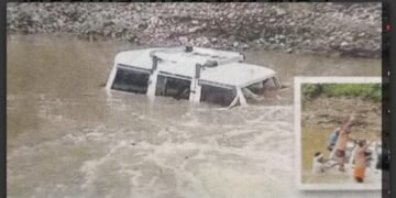 खड्ड्यात अडकलेले वाहन बघता बघता पुरात वाहून गेले, ढगा ब्राह्मणवाडा मार्गावरील घटना जेसीबीने वाहन काढले.