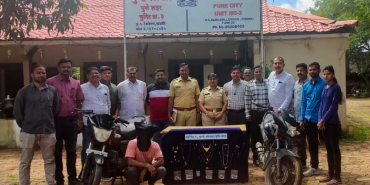 चपुणे शहर व परीसरात घरफोड्या करणारा रेकॉर्डवरील सराईत गुन्हेगार जाळयात त्याचेकडून १८० ग्रॅम सोन्याचे दागिने व इतर मुददेमाल असा १० लाखाहुन अधिक मुददेमाल हस्तगत.