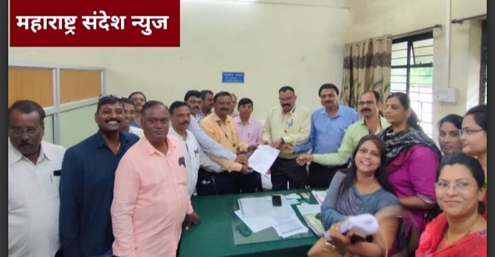 जुनी पेन्शन योजना लागू करण्यात यावी, ग्रामसेवकांचे मुख्यमंत्र्यांना निवेदन.