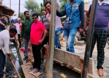 गडचिरोली: मुजोर नगर परिषद प्रशासन शहरवासियांसाठी कर्दनकाळ ठरल्याने वंचितने राबविली नाल्या उपसा मोहिम.