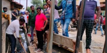 गडचिरोली: मुजोर नगर परिषद प्रशासन शहरवासियांसाठी कर्दनकाळ ठरल्याने वंचितने राबविली नाल्या उपसा मोहिम.