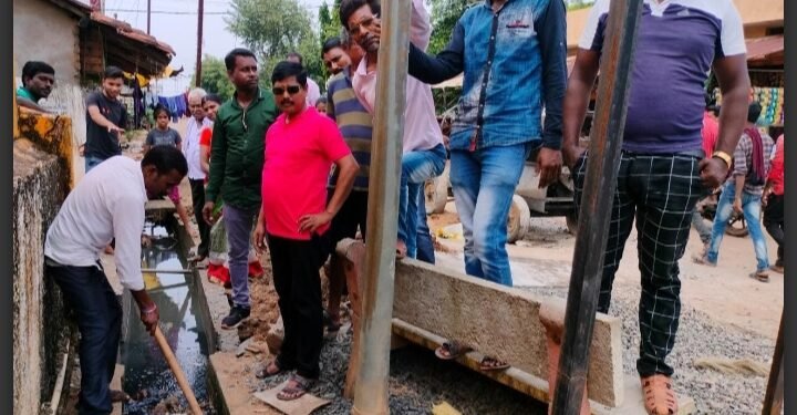 गडचिरोली: मुजोर नगर परिषद प्रशासन शहरवासियांसाठी कर्दनकाळ ठरल्याने वंचितने राबविली नाल्या उपसा मोहिम.