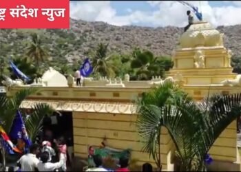 दलित मुलगा मंदिरात गेल्याने पंचायतने कुटुंबावर लावला 60 हजाराचा दंड, मग हजारो दलितांनी एकत्र येऊन मंदिरावर फडकवला निळा ध्वज.