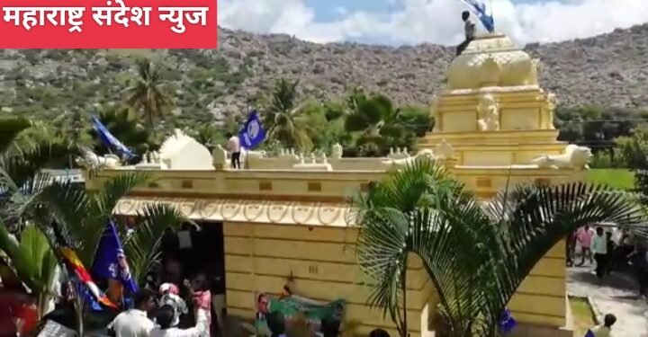 दलित मुलगा मंदिरात गेल्याने पंचायतने कुटुंबावर लावला 60 हजाराचा दंड, मग हजारो दलितांनी एकत्र येऊन मंदिरावर फडकवला निळा ध्वज.