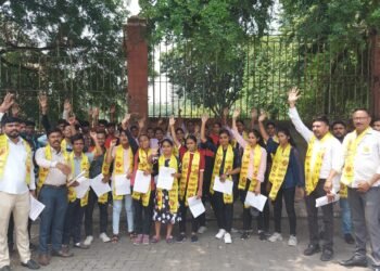 ओबीसी विद्यार्थ्यांची परराज्यातील शैक्षणिक शिष्यवृत्ती शिंदे फडणवीस सरकारने केली बंद, विद्यार्थ्यांची निदर्शने.