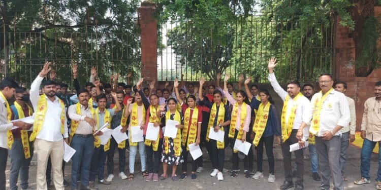 ओबीसी विद्यार्थ्यांची परराज्यातील शैक्षणिक शिष्यवृत्ती शिंदे फडणवीस सरकारने केली बंद, विद्यार्थ्यांची निदर्शने.