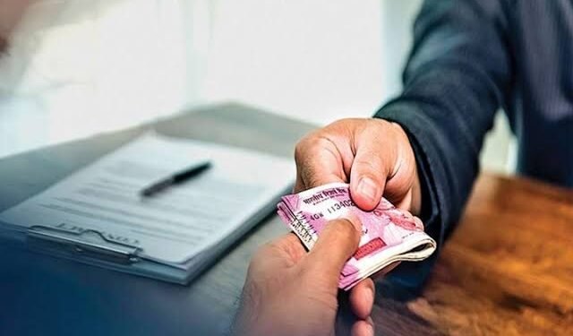 बीड: 8 हजाराची लाच घेताना ग्रामसेवक एसीबीच्या जाळ्यात, अंबाजोगाई पंचायत समिती कार्यालयात कारवाई.