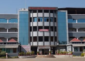 चंद्रपूर: नामवंत कॉलेजच्या बिल्डिंगच्या दुसऱ्या मजल्यावरून विद्यार्थिनीने उडी घेऊन केला आत्महत्येचा प्रयत्न? विद्यार्थिनी गंभीर जखमी.