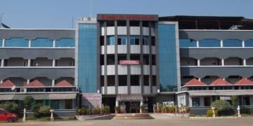 चंद्रपूर: नामवंत कॉलेजच्या बिल्डिंगच्या दुसऱ्या मजल्यावरून विद्यार्थिनीने उडी घेऊन केला आत्महत्येचा प्रयत्न? विद्यार्थिनी गंभीर जखमी.