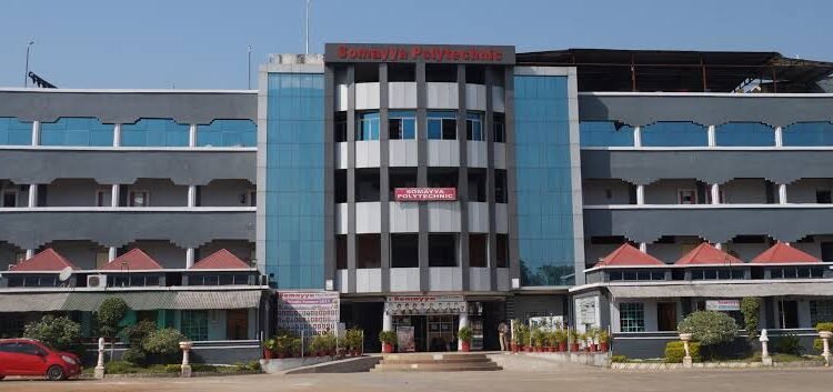 चंद्रपूर: नामवंत कॉलेजच्या बिल्डिंगच्या दुसऱ्या मजल्यावरून विद्यार्थिनीने उडी घेऊन केला आत्महत्येचा प्रयत्न? विद्यार्थिनी गंभीर जखमी.