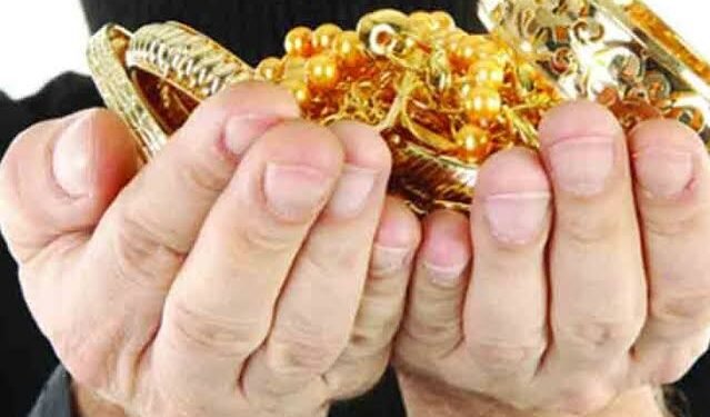 नाशिक: ती आली पूजा करण्याच्या बहाण्याने, पण त्या महिलेने लुटून नेल सर्व काही.